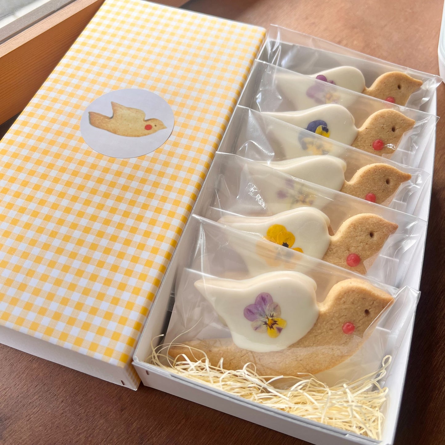 エディブルフラワーとホワイトチョコのオカメサブレ5羽入BOX